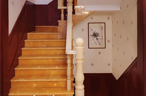 会同中式别墅室内汉白玉石楼梯的定制安装装饰效果